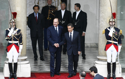 Chirac üdvözli utódják Nicolas Sarkozyt az Élysée-palotában 2007. május 16-án