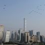Harci helikopterek formálják meg a 70-es számot Peking felett a katonai parádén