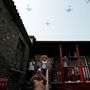 Otthonról nézik a légibemutatót Pekingben