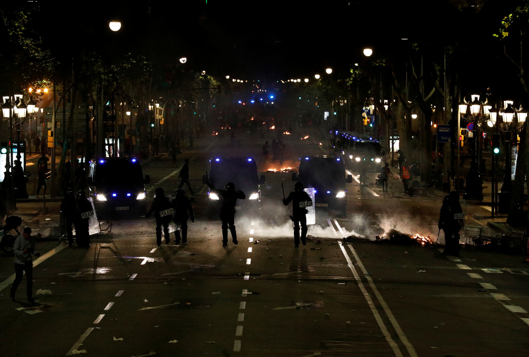 A spanyol kormány kedd éjszaka kiadott közleményében elítélte a függetlenségpártiak erőszakos cselekményeit, a károkozást és a vandalizmust, és méltatta a katalán és az országos rendőrség együttműködését