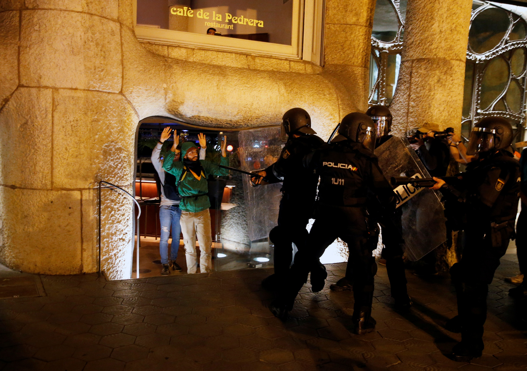 A spanyol kormány kedd éjszaka kiadott közleményében elítélte a függetlenségpártiak erőszakos cselekményeit, a károkozást és a vandalizmust, és méltatta a katalán és az országos rendőrség együttműködését