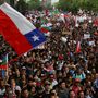 Egymillió ember tüntetett Chile fővárosában Santiago de Chilében pénteken, radikális reformokat követelve. A tüntetés békésnek indult, végül mégis rendőri összecsapás lett belőle, akik könnygázt és vízsugárt is bevetett a demonstrálók ellen.
