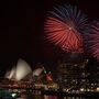 Tűzijátékkal köszöntik az új évet Sydney kikötőjében 2019. december 31-én, szilveszter éjszakáján. Balról az Operaház épülete.