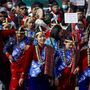 A nepáli gurung népcsoport népviseletbe öltözött tagjai Katmanduban