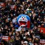 Doraemonnak öltözött anime karakter kormányellenes hongkongi tüntetésen