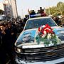 Kászim Szulejmáni és Abu Mahdi al-Muhandis arcképével ellátott autó, amivel a maradványakat viszik a búcsúztatásra Bagdadban 