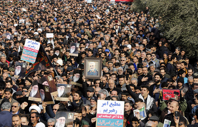 Katonák viszik Kászim Szulejmáni koporsóját  2020. január 5-én