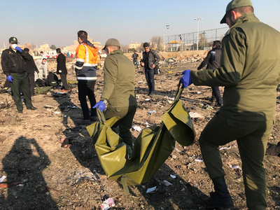 A lezuhant ukrán gép utasainak holmijai Teherán közelében