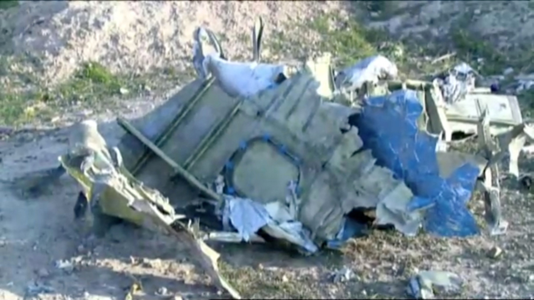 A lezuhant ukrán gép utasainak holmijai Teherán közelében
