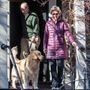 Elizabeth Warren és férje szavazni indulnak kutyájukkal a Massachusetts államban található Cambridgeben