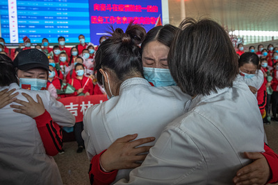 A Csilini Egyetem kórházának hazainduló egészségügyi dolgozói búcsúznak vuhani kollégáiktól