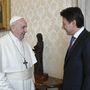 Ferenc pápa fogadja Giuseppe Conte olasz miniszterelnököt a vatikáni könyvtárban 2020. március 30-án