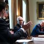 Donald Trump és Mike Pence koronavírusból felépült betegekkel találkozik a Fehér Házban 2020. április 14-én