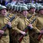 Fehérorosz katonaság tagjai vonulnak a mai Győzelem Napján Minszkben