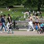 Piknikező és sétáló emberek a londoni Hyde Parkban 2020. május 17-én