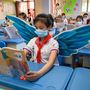 Kínai általános iskolások szárnyakat viselnek a közösségi távolságtartás miatt Taiyuanban 2020. május 20-án