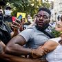 George Floyd fekete férfi halála miatt tiltakozó tüntető aki megsebesült a rendőrökkel vívott összecsapásban Washingtonban 2020. május 30-án.