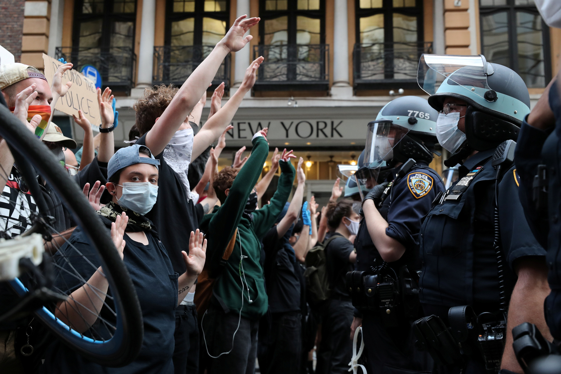 Letartóztatott tüntetők a rendőrségi kocsiban New Yorkban június 2-án