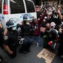 Rendőrség a tüntetőkkel együtt letérdelt George Floyd halála miatti tüntetésen június 2-án