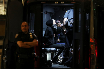 Letartóztatott tüntetők a rendőrségi kocsiban New Yorkban június 2-án