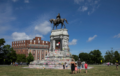 J.E.B. Stuart könföderációs generális szobra sem örvend nagy tiszteletnek Richmondban