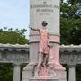 Jefferson Davis szobrát az elmúlt napokban öntötték le a tüntetők festékkel