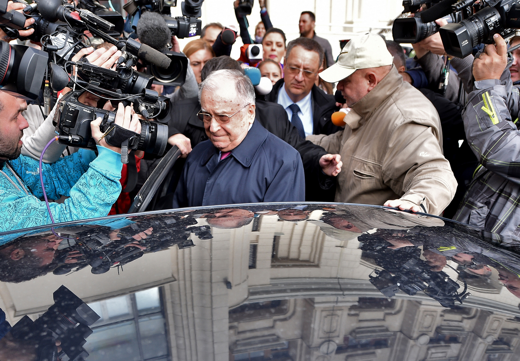 Ion Iliescu elhagyja a bíróságot, miután az ügyészek kihallgatták Bukarestben 2015. október 21-én.