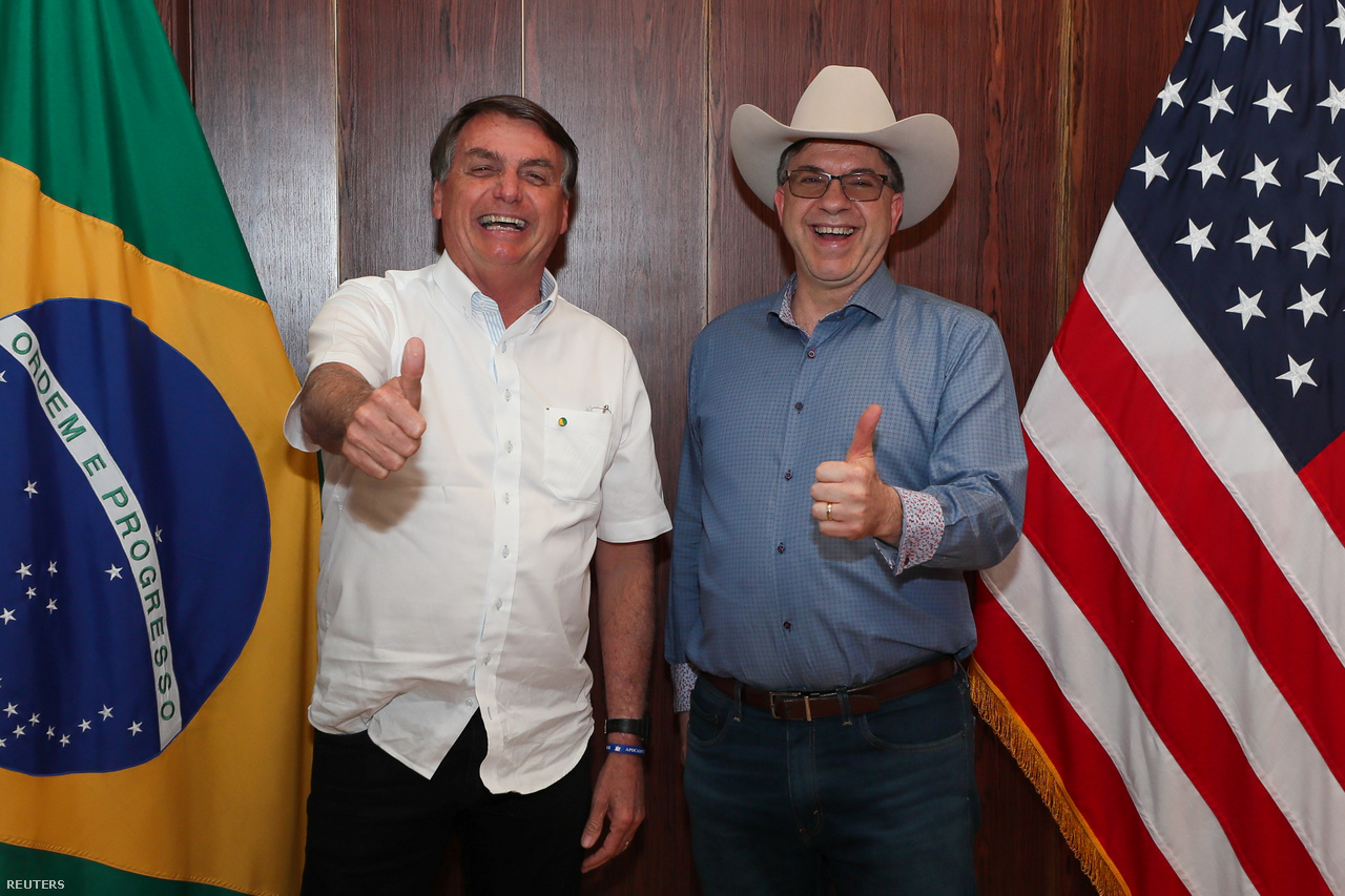 Július 7. Bolsonaro - maszk nélkül - bejelenti, hogy koronavírusos, de köszöni, jól van. 