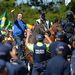 Május 31.Bolsonaro jókedvűen, maszk nélkül lovagol egy miatta tartott szimpátiatüntetésen.
