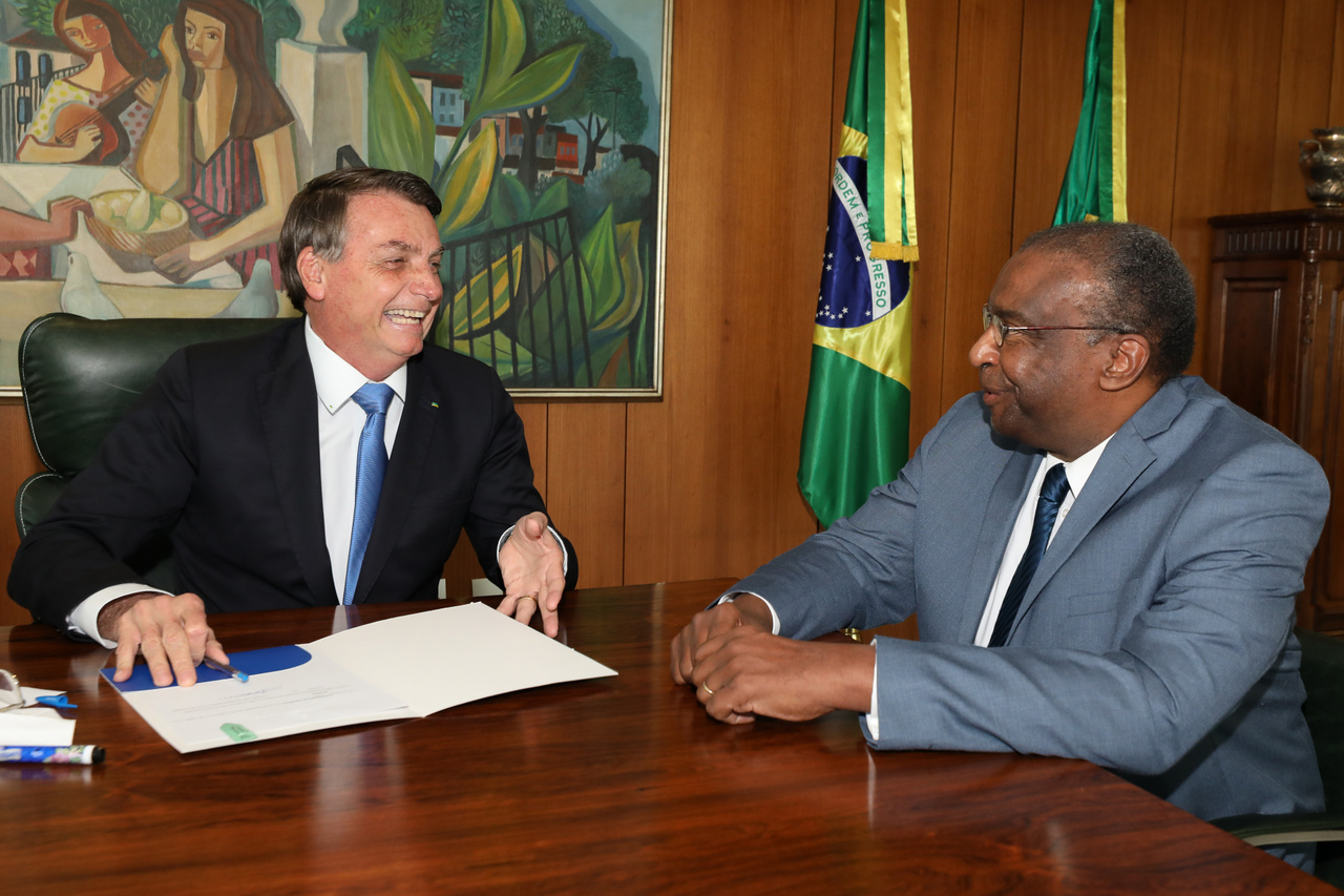 Július 7. Bolsonaro - maszk nélkül - bejelenti, hogy koronavírusos, de köszöni, jól van. 