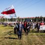 A Minszki Traktorgyár sztrájkoló dolgozói az üzem felé vonulnak, ahol Aljakszandr Lukasenka fehérorosz elnök beszédet mond Minszkben 2020. augusztus 17-én. 