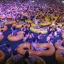 Több ezren zsúfolódtak össze egy medencés bulin egy vuhani aquaparkban.