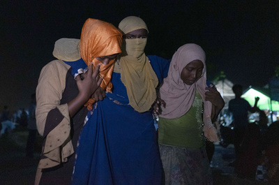 Rohingja nemzetiségű muzulmánok pihennek, miután hajójukkal megérkeztek az indonéziai Aceh tartomány Lhokseumawe településének tengerpartjára 2020. szeptember 7-én