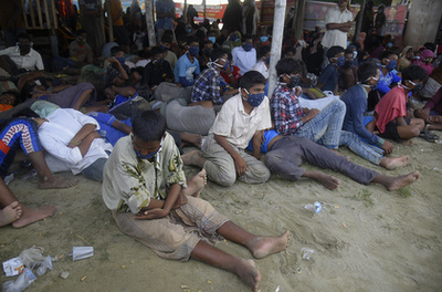 Rohingja nemzetiségű muzulmánok pihennek, miután hajójukkal megérkeztek az indonéziai Aceh tartomány Lhokseumawe településének tengerpartjára 2020. szeptember 7-én