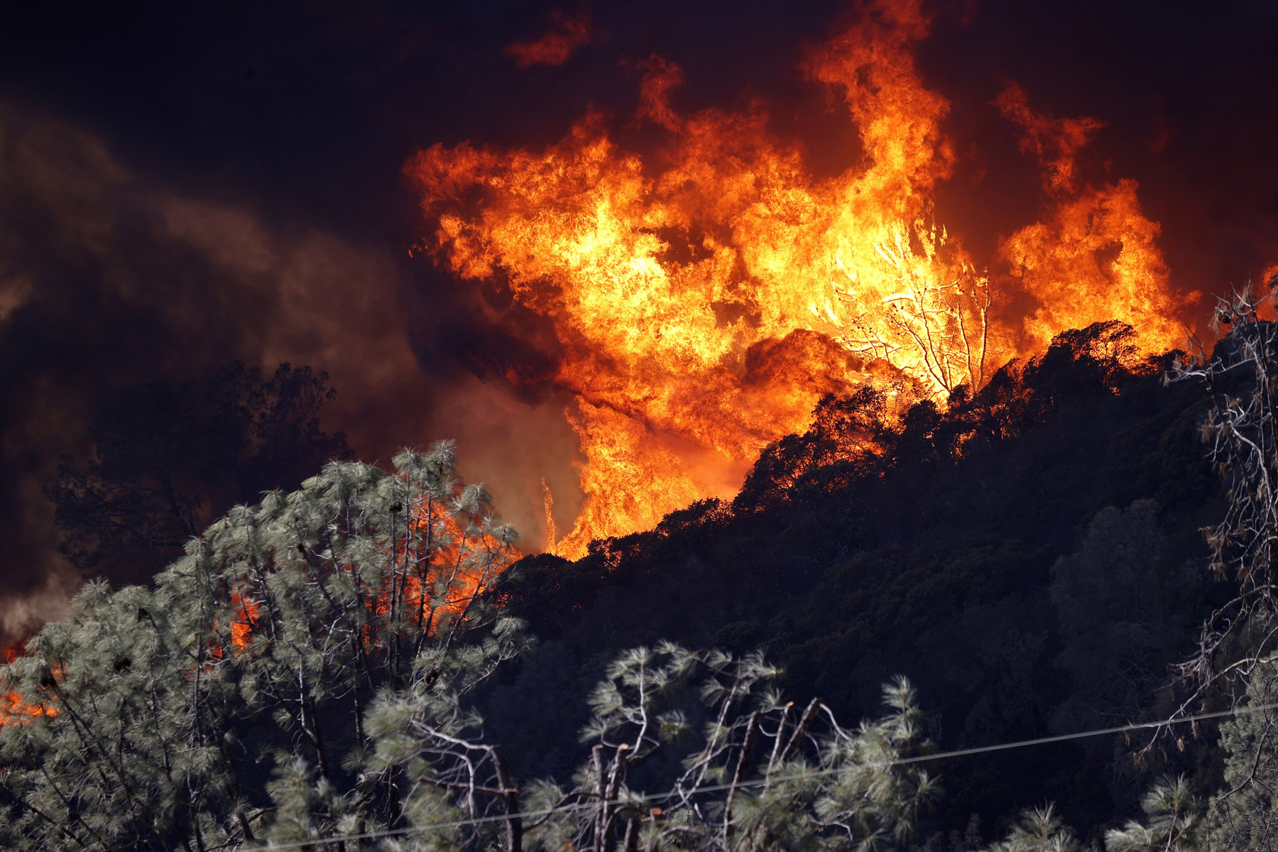 Erdőtűz pusztít a kaliforniai Deer Park település közelében 2020. szeptember 27-én.