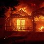 Lángoló lakóház a kaliforniai St. Helena település közelében pusztító erdőtűz helyszínén 2020. szeptember 27-én.