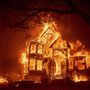 Lángoló lakóház a kaliforniai St. Helena település közelében pusztító erdőtűz helyszínén 2020. szeptember 27-én.