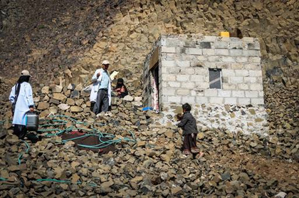 Az UNICEF munkatársai Ashwak Althabibi egyszobás házához érkeztek Jemenben. Mivel a házhoz utak nem vezetnek, autóval nem elérhető és így a köveket megmászva kellett elvinniük a szükséges oltást a gyermek számára.