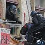Egy házfoglalót távolítanak el a rendőrök a Liebig utca 34-ből Berlinben 2020. október 9-én