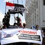 Muszlimok tüntetnek Emmanuel Macron francia elnök kijelentései miatt Indonéziában, 2020. október 30-án