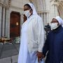 Két apáca sétál a mécsesekkel nizzai Notre-Dame-székesegyház előtt 2020. október 30-án