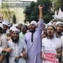 A Mohamed prófétát ábrázoló karikatúrák miatt Franciaország és Emmanuel Macron francia elnök ellen tüntetõ bangladesi muzulmánok jelszavakat skandálnak Dakkában 2020. november 2-án.
