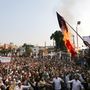 Tüntetők francia zászlót égetnek tiltakozásul Emmanuel Macron francia elnök Mohamed prófétát ábrázoló karikatúrákkal és az iszlámmal kapcsolatos kijelentései miatt az indiai Bhopalban 2020. október 29-én. 