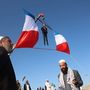 Tüntetõk Emmanuel Macron gúnyfiguráját lógatják egy daruról a francia elnök Mohamed prófétát ábrázoló karikatúrákkal és az iszlámmal kapcsolatos kijelentései miatt tartott tiltakozáson a nyugat-afganisztáni Herátban 2020. október 30-án. 