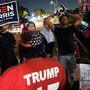 Trump és Biden támogatók egy szavazóhelyiség előtt Houston Texasban
