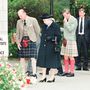 1997, Skócia. Fülöp, Erzsébet és Károly tiszteletüket teszik a Diána emlékére elhelyezett virágoknál Balmoral váránál. Diána tragikus autóbalesetben hunyt el 1997. augusztus 31-én. Károlytól egy évvel korábban vált el, de már jóval korábban szétmentek. Sokak szerint a hercegné halála mögött a Buckingham-palota áll.  