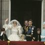 Károly herceg és Diána hercegné 1981-es  esküvője. Nem máshonnan, mint a Buckingham-palota magaslatából üdvözlik a feltekintő alattvalókat. Ekkor még nem sejthették, hogy kapcsolatuk viharossá válik és megromlik.
