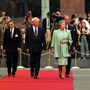 A királynő Magyarországon 1993-ban. Az uralkodói párt Göncz Árpád köztársasági elnök fogadta az Országház előtt. 