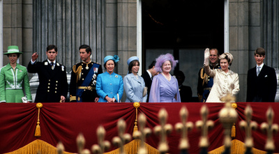 Esküvőre igyekszik 2019-ben Erzsébet királynő és elválaszthatatlan partnere, Fülöp herceg. Fülöp 2017-ben visszavonult, felhagyott nemesi kötelezettségeivel, de ez nem azt jelenti, hogy felhagyott a királynő kíséretével is. 