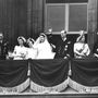 Szokás szerint a Buckingham-palota balkonjáról köszöntik az alattvalókat az 1947-ben frissen egybekelt Erzsébet és Fülöp.